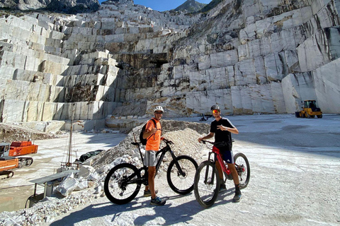 Excursion en E-Bike dans les carrières de marbre de Carrare avec dégustation de saindoux