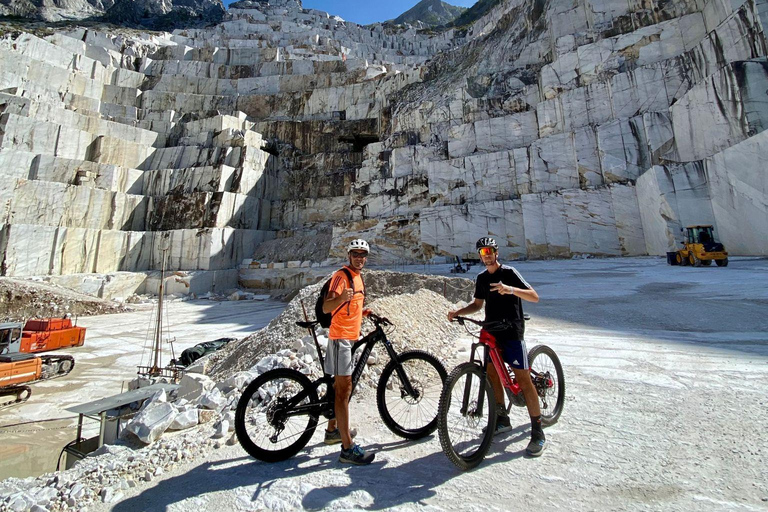 Excursion en E-Bike dans les carrières de marbre de Carrare avec dégustation de saindoux