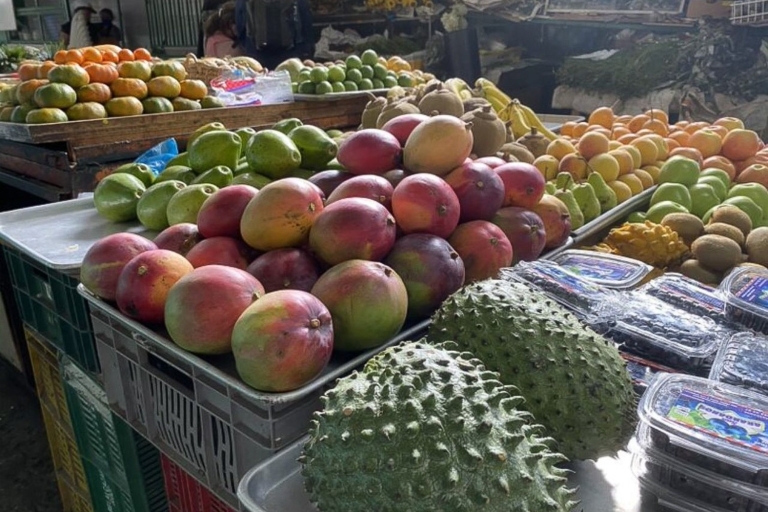 Santiago de Cali: recorrido a pie por el mercado de frutas con degustacionesVisita guiada en inglés