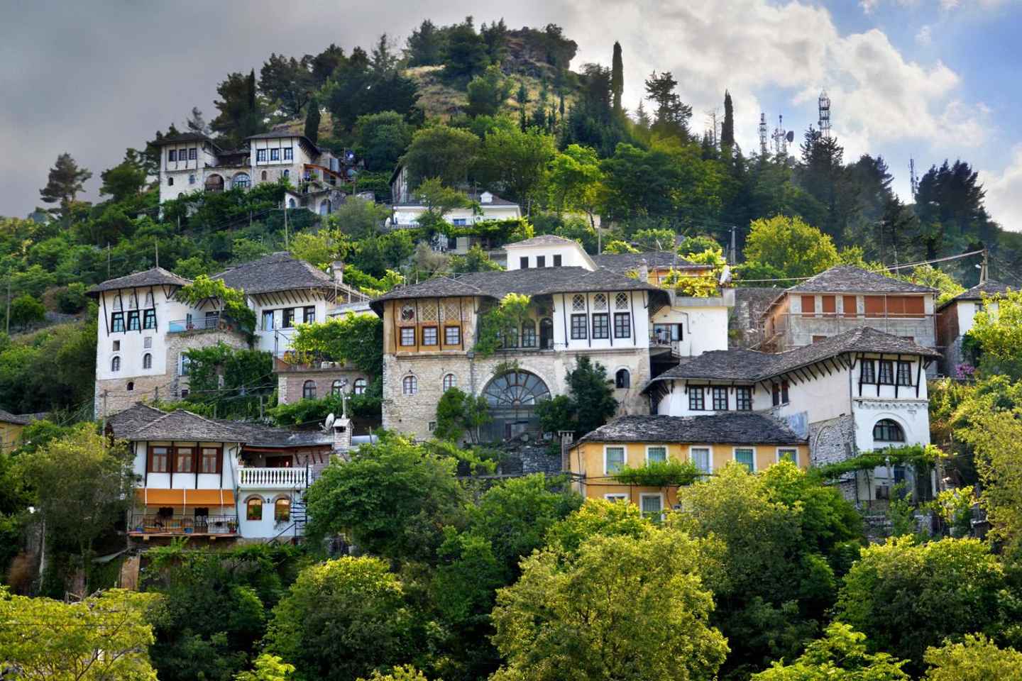 Desde Tirana / Durresi: Tour de un día a Gjirokaster y el Ojo Azul