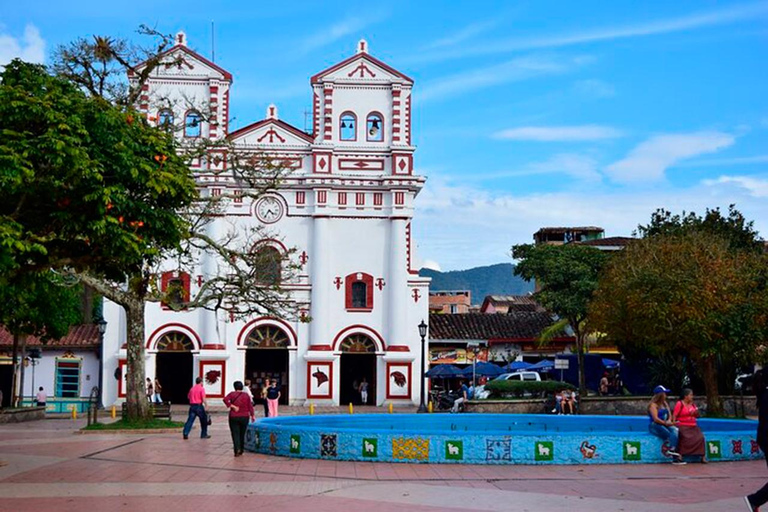 Van Guatape: Pablo Escobar Mansion, Paintball &amp; boottocht