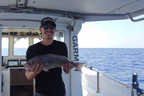 Atenas: Experiencia de pesca en barco con comida marinera