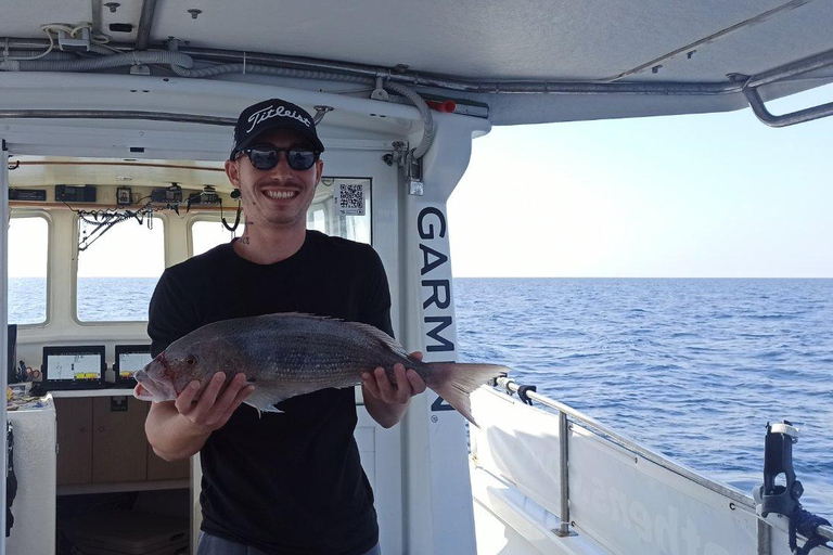 Atenas: Experiencia de pesca en barco con comida marinera