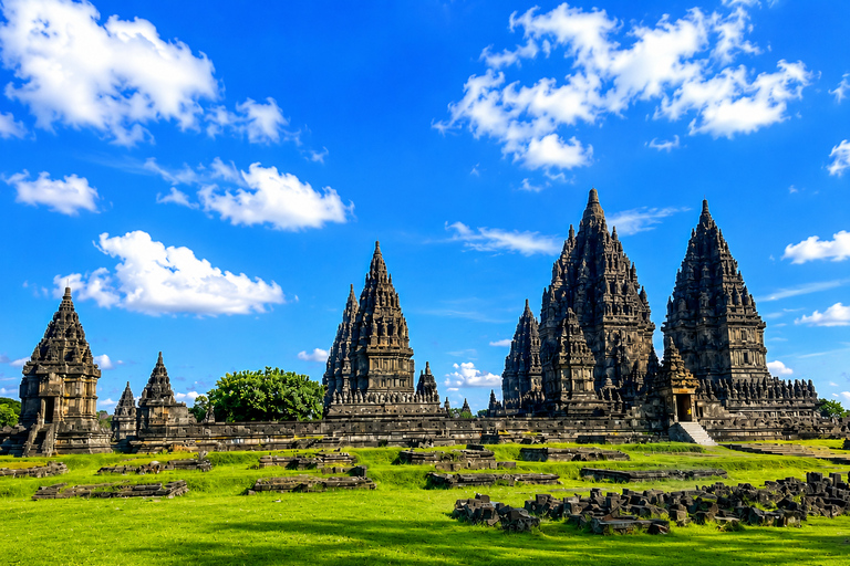 Yogyakarta: Borobudur, Prambanan & Gudeg Experience Shared temple tourwith hotel pickup exclude tiket