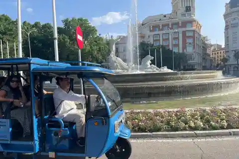 Madrid: Express city tour by Tuk Tuk (90 min).