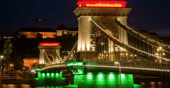 Budapest: GLOW Sightseeing Cruise with Welcome Drink