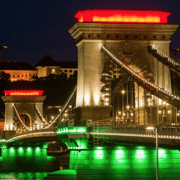 Budapest: GLOW városnéző hajókázás üdvözlő itallal