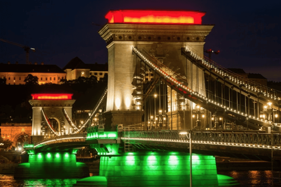 Budapest: GLOW-Sightseeing-Bootsfahrt mit Begrüßungsgetränk. Foto: GetYourGuide Budapest: GLOW-Sightseeing-Bootsfahrt mit Begrüßungsgetränk. Foto: GetYourGuide