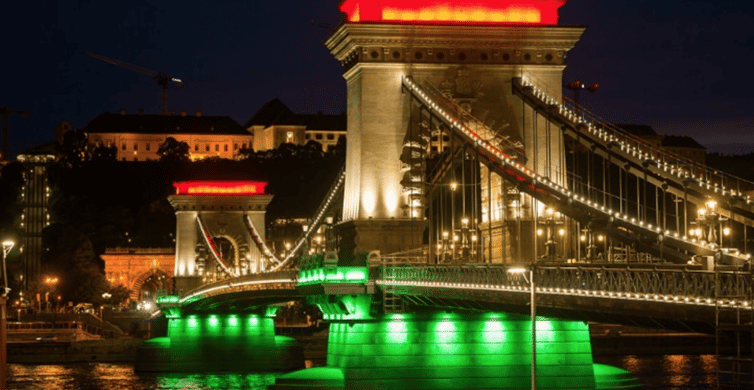 Budapest: GLOW Sightseeing Cruise with Welcome Drink