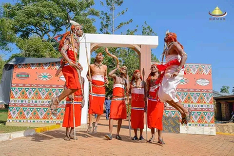 Desde Nairobi: Excursión y Espectáculos de Danzas Culturales Bomas de Kenia.