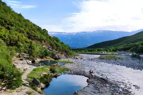 Besuche die Thermalbäder von Permet und die Burg Tepelena