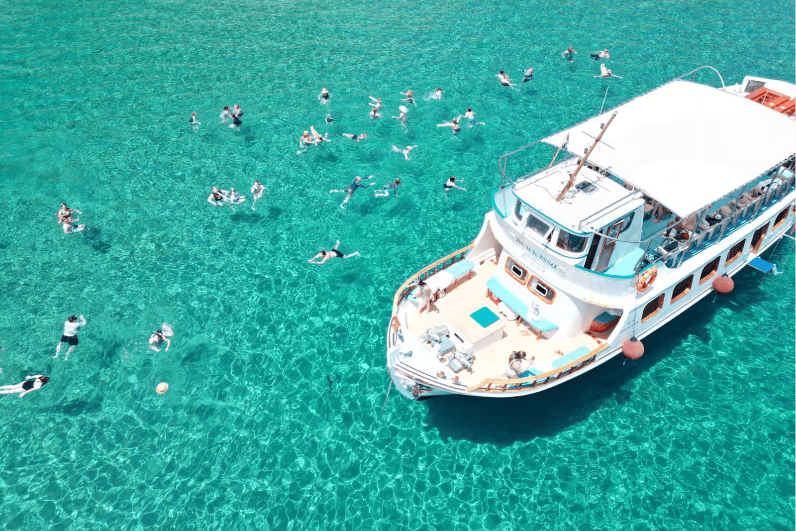 Rhodos: Bootsfahrt mit Schwimmstopps, Mittagessen und Getränken