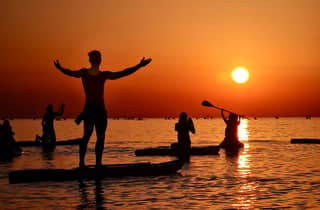 Barcelona: Paddleboard bei Sonnenaufgang. Inklusive: Lehrer, Fotos, Material