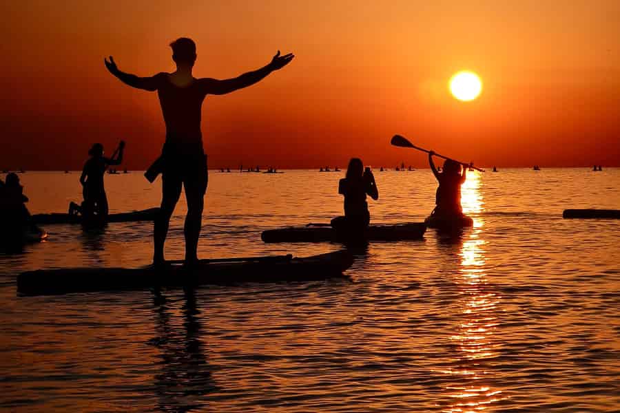 Barcelona: Paddleboarding bei Sonnenaufgang inkl.: Lehrer, Ausrüstung, Fotos und Kaffee. Foto: GetYourGuide Barcelona: Paddleboarding bei Sonnenaufgang inkl.: Lehrer, Ausrüstung, Fotos und Kaffee. Foto: GetYourGuide