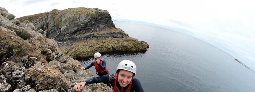 Nord du Pays de Galles : Coasteering extrême avec escalade de falaise et sauts