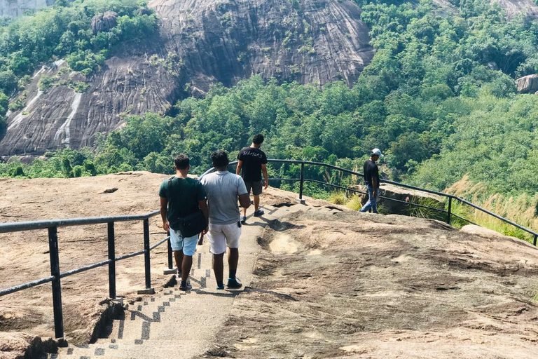 From Negombo: Maligathenna & Pilikuttuwa Temple Hike