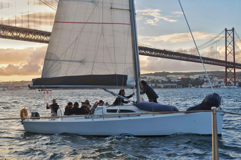 Lisboa: Paseo en Velero con Guía Local y Vino VerdeTour nocturno: Navegando por Lisboa con guía local y vino