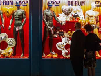 Hamburg: St. Pauli Highlights Guided Tour with Beer for 18+