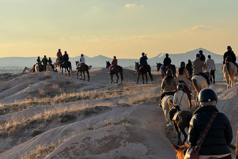 Excursión a caballo por CapadociaCapadocia: 1 hora de paseo a caballo con recogida en Göreme