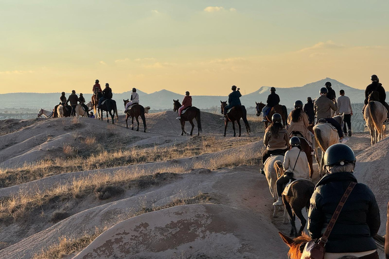 Excursión a caballo por CapadociaCapadocia: 1 hora de paseo a caballo con recogida en Göreme
