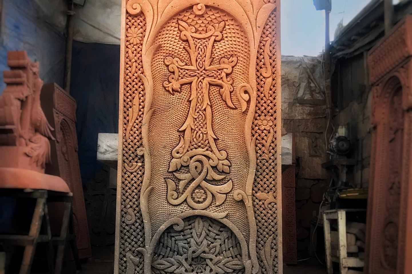 亚美尼亚十字架石雕大师课:探寻文化遗产