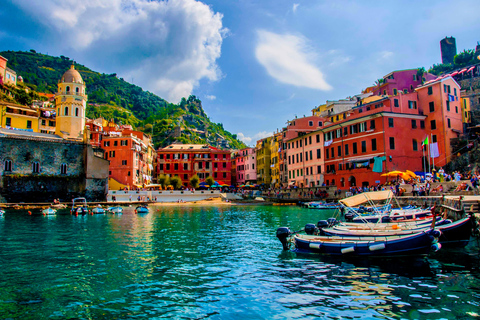 Exklusive Cinque Terre Tagestour mit der Fähre und Halt in Pisa