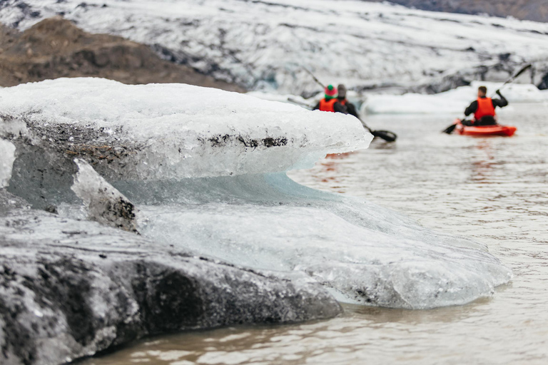 Sólheimajökull: Tour guiado de caiaque na lagoa do glaciarSólheimajökull: Tour guiado de caiaque na lagoa da geleira