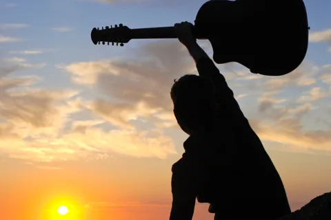 Sonnenuntergang zu korsischem Gesang auf einem Katamaran