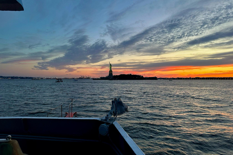 NYC Sunset, Music &amp; Statue of Liberty Sightseeing CruiseZonsondergang in NYC, muziek en rondvaart langs het Vrijheidsbeeld