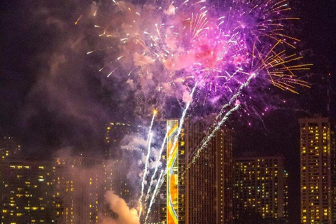 Waikiki: Vrijdagavond Vuurwerk Catamaran ZeilOntmoet ons daar