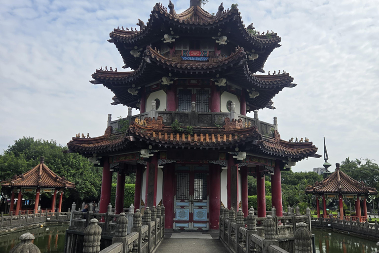 Taipei Private Tour: Heights, Heritage & Local Life Sunset & Night Market