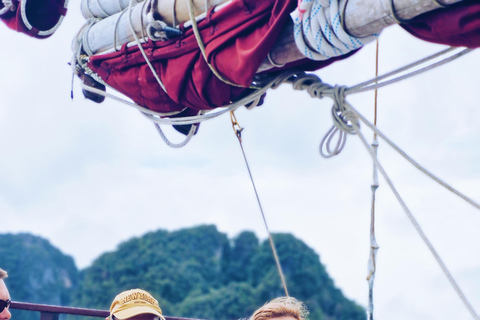 Krabi: Sunset Dinner Cruise & Swimming by Luxury Junk Boat