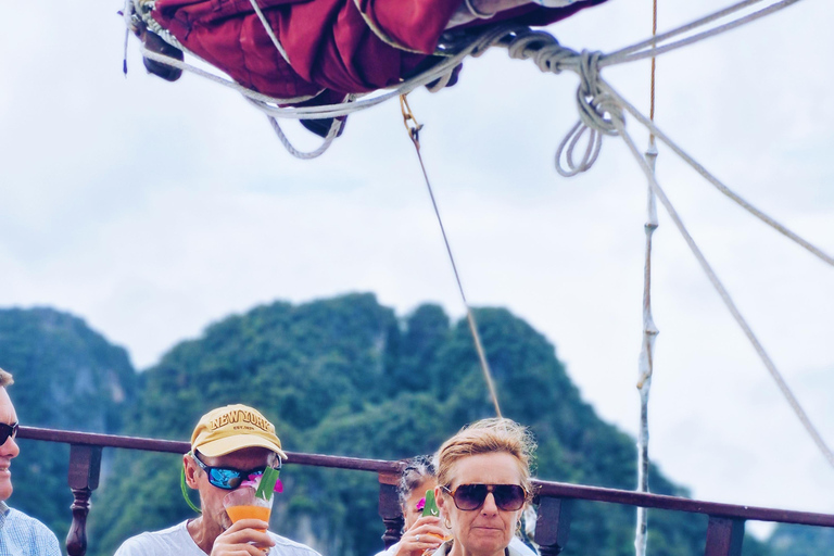Krabi: Sunset Dinner Cruise & Swimming by Luxury Junk Boat
