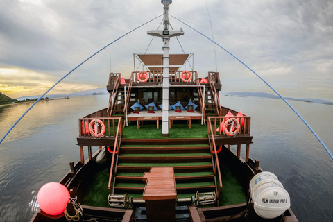 Labuan Bajo: 3-Day Komodo Sailing Luxury Boat with All Fees Deluxe Boat - Private Standar Room (2pax/room)