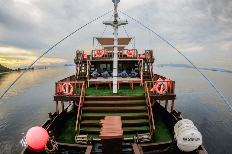 Labuan Bajo: 3-Day Komodo Sailing Luxury Boat with All Fees Deluxe Boat - Private Standar Room (2pax/room)