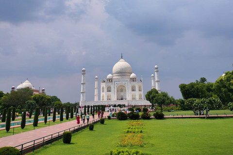 Agra: Taj Mahal Guided Tour with Photography & Rental Saree Taj Mahal Guided Tour without Entry Tickets & Rental Saree