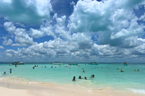 Cancun: Katamaran Isla Mujeres z bufetem, napojami i nurkowaniem z rurkąWycieczka z Cancun