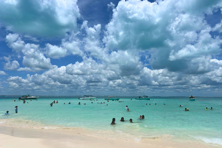 Cancún: Isla Mujeres Catamaran met buffet, drankjes &amp; snorkelenRondreis vanuit Cancún