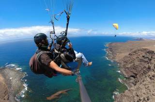 Lanzarote: Tandem-Gleitschirmflug über Lanzarote
