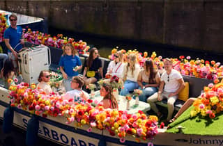 Amsterdam: Highlights-Grachtenfahrt auf einem luxuriösen Blumenboot