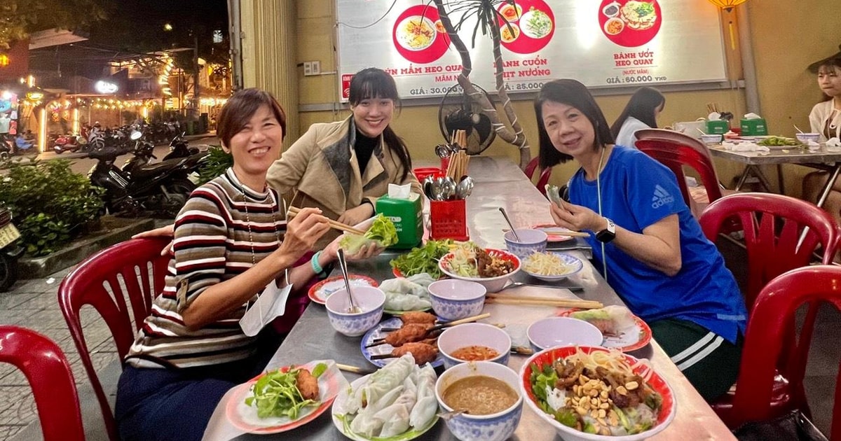 Hue: Night Street Food Tour by Cyclo with a Local Guide