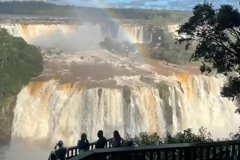 Um dia nas Cataratas do Iguaçu de ambos os lados Argentina - Brasil