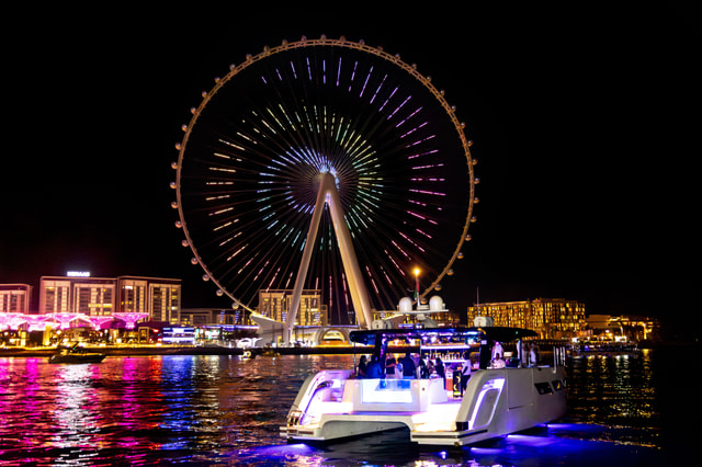 Dubai : Luxury Yacht Party with Live DJ, BBQ & Open Bar