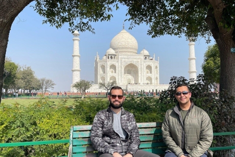 Vanuit Delhi: Taj Mahal en Agra-tour met overnachting met ontbijtTour met auto, gids en toegangskaarten