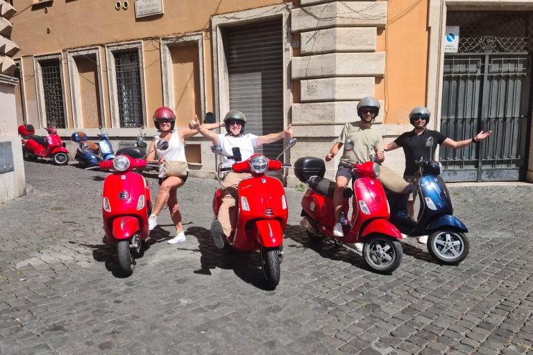 Roma: tour de medio día en Vespa con conductor