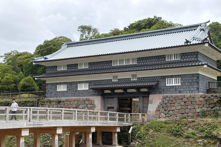 Kanazawa: Private Hidden Waterways, Castle & Kenrokuen Tour