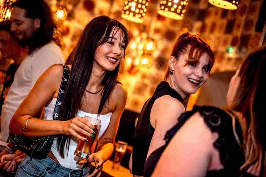 Budapest: Ruin Bar Pub Crawl mit Eintrittskarten. Foto: GetYourGuide