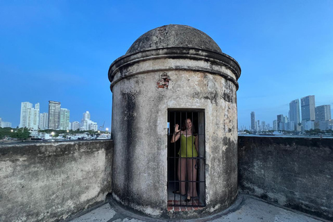 Passeio de bicicleta ao pôr do sol com visita à baía de Cartagena e GetsemaníPasseio de bicicleta ao pôr do sol com visita à Baía de Cartagena e Getsemaní