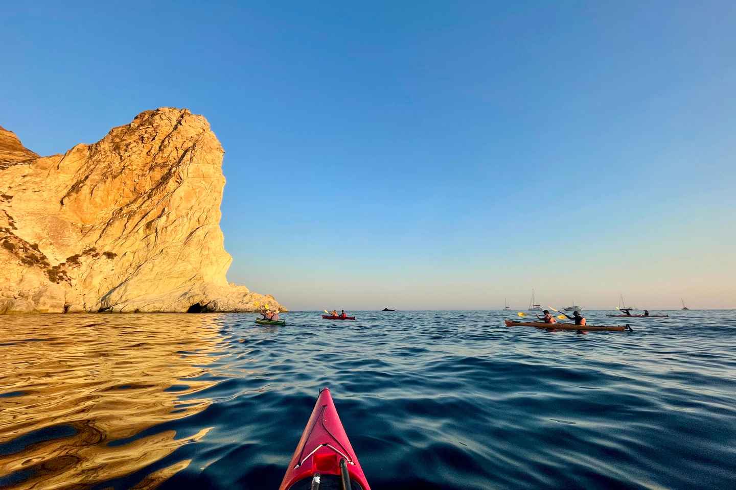 Santorini: South Sea Kayaking Tour with Sea Caves and Picnic