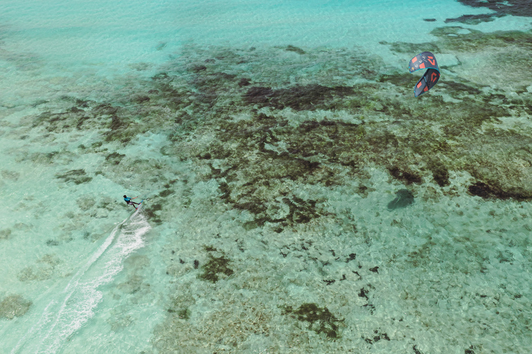 Zanzibar: 1h wypożyczenie pełnego sprzętu do kitesurfingu